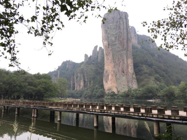 仙都鼎湖峰仙都鼎湖峰是缙云县仙都风景名胜区的核心,状如春笋,直刺