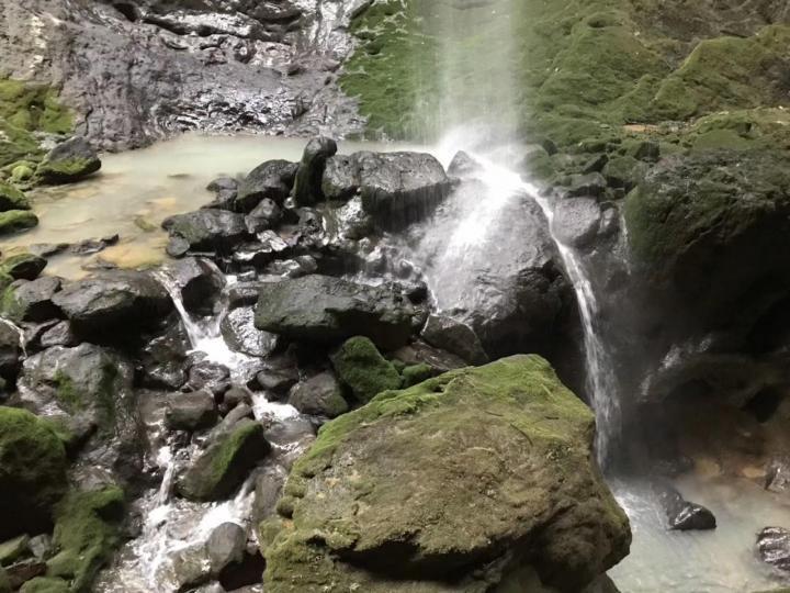 感受到接近4公里的泉水沿着峭壁,飞流而下,没有大瀑布的震耳欲聋,只有