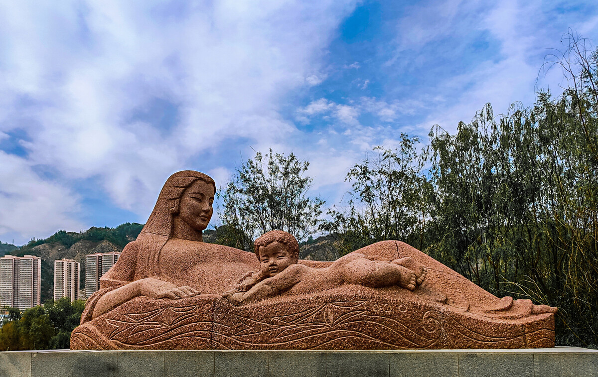 黄河母亲雕塑位于兰州黄河南岸的滨河路中段,是全国诸多表现中华民族