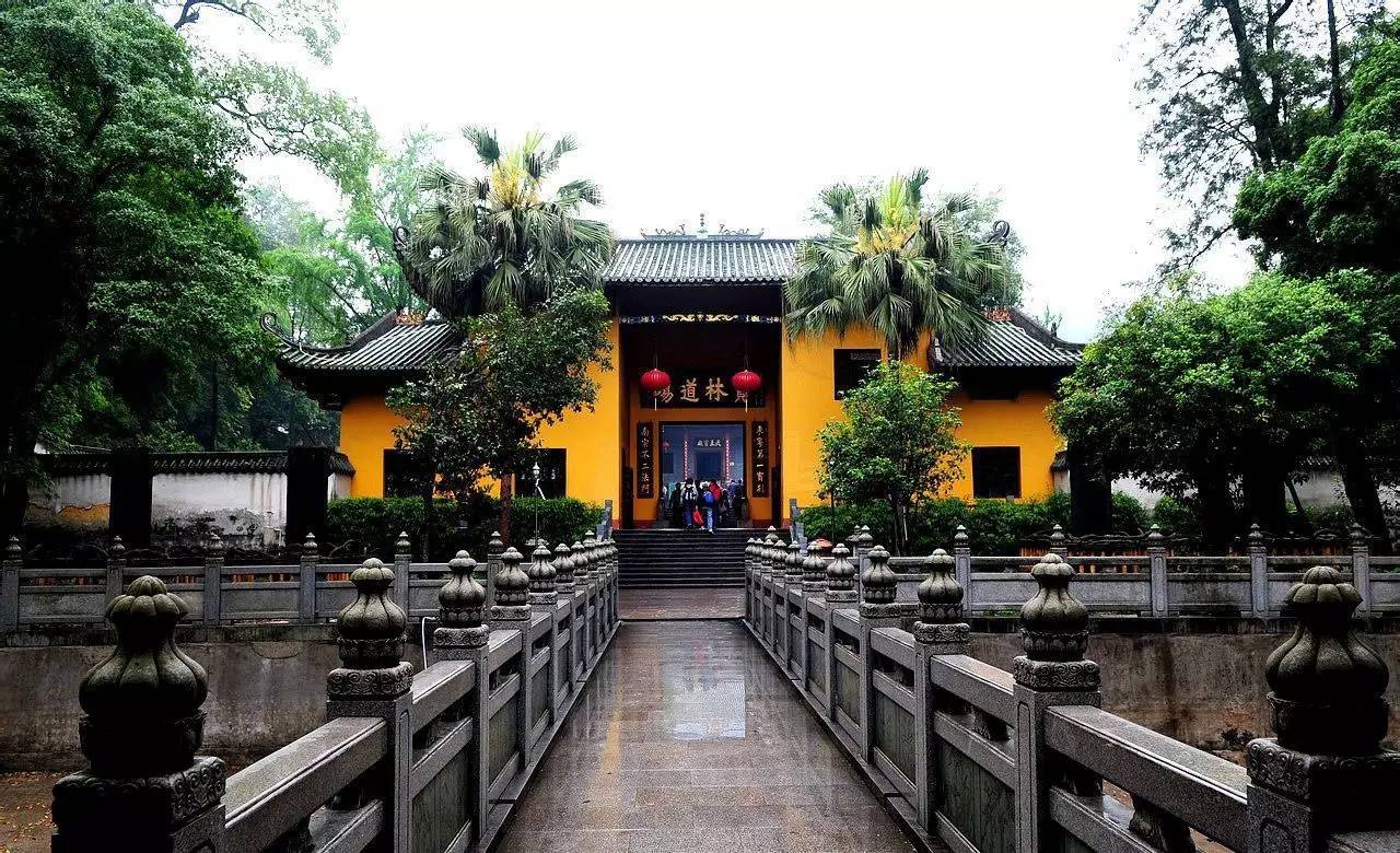 南华寺是中国佛教名寺之一,是禅宗六祖惠能宏扬"南宗禅法"的发源地.
