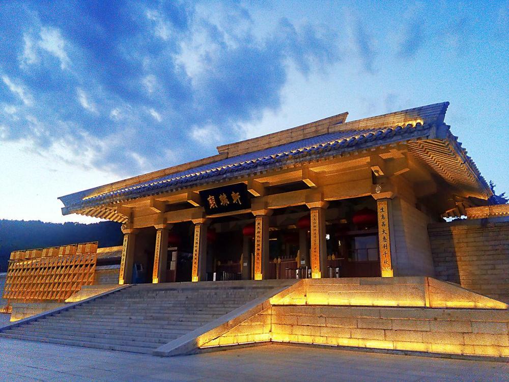 黄帝陵古称"桥陵",位于陕西黄陵县桥山,是中华民族始祖轩辕黄帝的圣陵