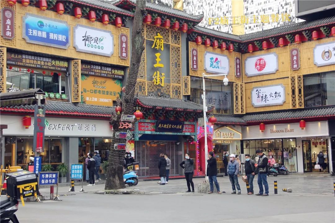 正阳步行街是桂林的知名商业街,直通两江四湖景区.