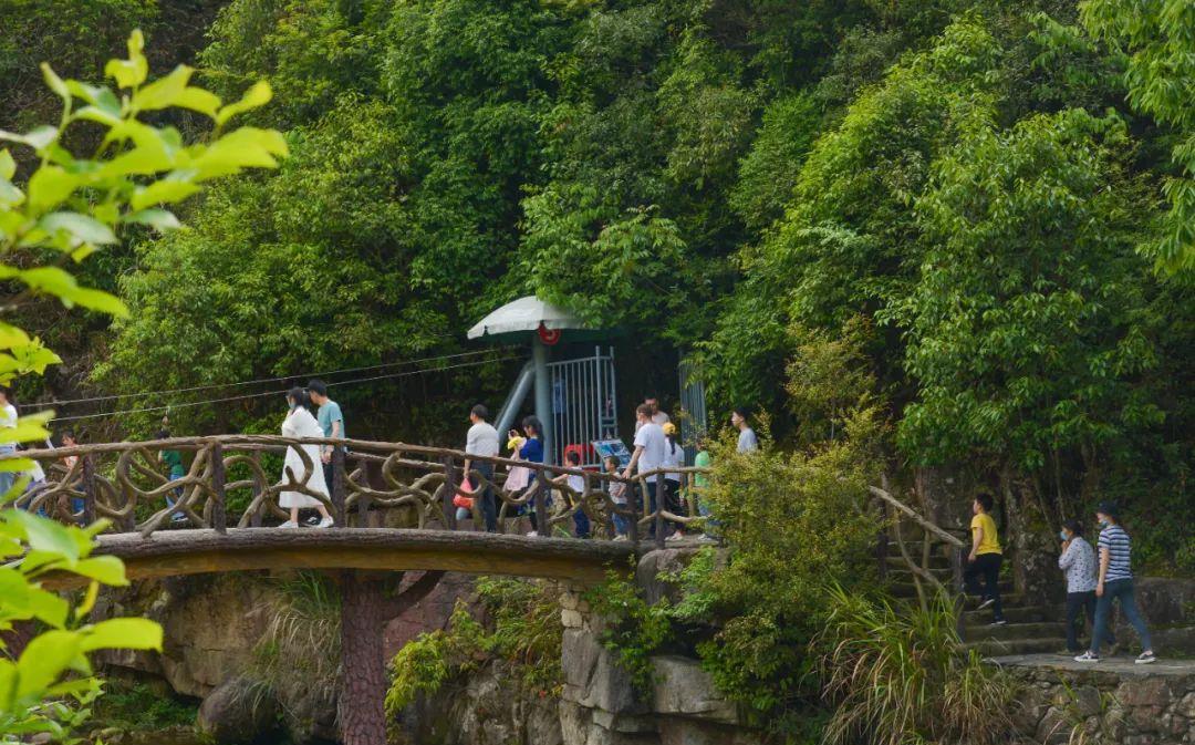 篁岭石门峡(原名婺源石门山峡谷)座落在皖,浙,赣三省交界的大鳙山下