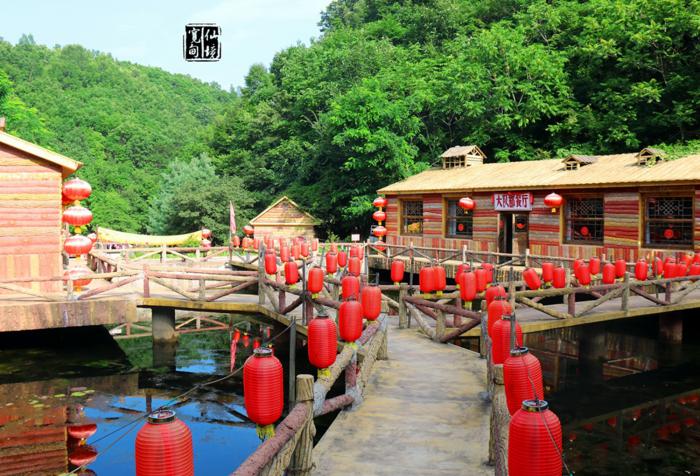 来到河口景区前往的第一个景点,就是位于鸭绿江一侧的龙泉山庄.