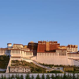 布达拉宫，世界上海拔最高、最雄伟的宫殿是拉萨乃至西藏最重要的象征。最初是赞普松赞干布为迎娶尺尊公主和文成公主而建，而后经1300余年的不断修建，才得以有今日这般雄伟面貌。布宫主要由红宫和白宫组成，中间最高的红宫是举行宗教仪式的重要场所，周围的白宫主要为达赖喇嘛的生活和政治活动场所。