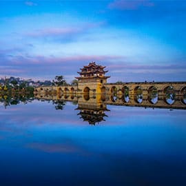 建水古城位于云南昆明之南220公里，古称步头，亦名巴甸。城里有保存完好，规模宏大的号称&quot;云南第一&quot;的文庙，以及朝阳楼、双龙桥、指林寺、朱家花园等一大批极有特色的古建筑。