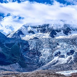 米堆冰川位于波密县玉普乡境内，距县城103公里，离318国道8公里，最近的村庄离此地仅有2公里，是西藏最重要的海洋性冰川，也是我国境内海拔最低的冰川。被《中国国家地理》杂志评为中国六大最美的冰川之一。