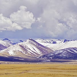 念青唐古拉山脉属于断块山，横贯西藏中东部，为冈底斯山向东的延续，东南延伸与横断山脉西南部的伯舒拉岭相接，中部略为向北凸出，同时将西藏划分成藏北、藏南、藏东南三大区域。念青唐拉是藏地三大神山之一，也是九大神山之一，更是十三大神山之首。