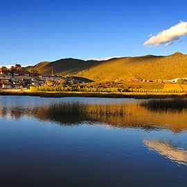 香格里拉素有“高山大花园”、“动植物王国”、“有色金属王国”的美称。从大理沿滇藏公路北行315公里，可达迪庆藏族自治州首府香格里拉县城中心镇，距昆明659公里，乘飞机50分钟可达。香格里拉共有著名旅游景点24个，是一个自然景观、人文景观的富集区域，是国家八大黄金旅游热线之一。香格里拉地处青藏高原东南边缘、横断山脉南段北端，“三江并流”之腹地，形成独特的融雪山、峡谷、草原、高山湖泊、原始森林和民族风情为一体的景观。