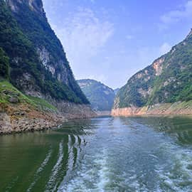 巫山小三峡是位于大宁河滴翠峡处的支流马渡河上，是长滩峡、秦王峡、三撑峡的总称；小三峡是大宁河小三峡的姊妹峡，全长15公里 。巫山小小三峡同时被誉为全国最佳漂流区，有惊无险的回归大自然参与式漂流——被称为“中国第一漂”。