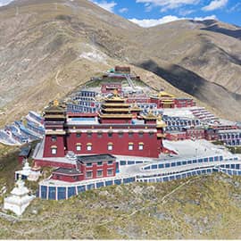 结古寺意即“结古义成洲”。位于青海省玉树藏族自治州结古镇北木它梅玛山，为当地原扎武部落的萨迦派寺院。以建筑宏伟、寺僧众多、文物丰富、多名僧高徒在中国藏区闻名遐迩。