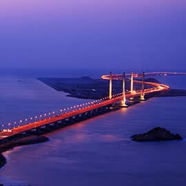 东海大桥起始于上海市浦东新区芦潮港，北与沪芦高速公路相连，南跨杭州湾北部海域，直达浙江嵊泗县小洋山岛。全长32.5公里的东海大桥是上海国际航运中心深水港工程的一个组成部分，被上海市政府列为“一号工程”。