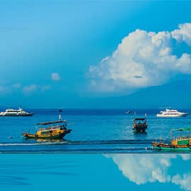 巽寮湾位于惠州稔平半岛，号称“白金海岸”，是粤东数百公里中海水最洁净的海湾之一，海湾连绵27公里，沙滩平缓，海水清澈，周围布满奇礁异石，有“蓝色翡翠”和“天赐白金堤”的美誉。一句话可概括巽寮湾的风情———推开落地窗，便是性感的私人海滩。