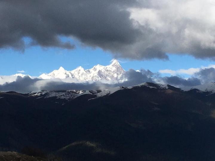南迦巴瓦峰是喜马拉雅山脉中的一支，都说南迦巴瓦峰，十人九不遇，5月至9月都是雨季，云雾多，所以一般只有旱季才能在山下见到最顶峰。在西藏自驾游的时候季节的选择很重要