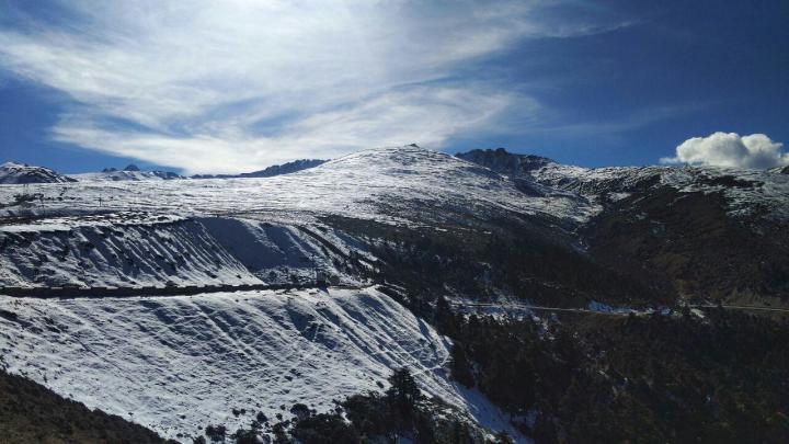 白马雪山到香格里拉自驾游的时候，可以去梅里雪山和白马雪山，梅里雪山的路况是比较好的，白马雪山全是悬崖和盘山公路，路况特别险，自驾游从山下到山上可能要四个小时车程
