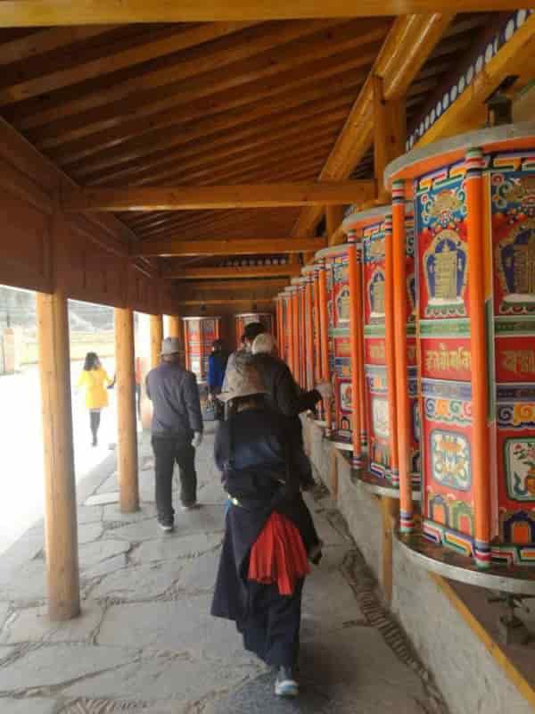 拉卜楞寺，是一座神圣得的藏族寺庙，作为藏传佛教格鲁派六大寺院之一，对于外地游客看到这些标签，就对他感到神秘而震撼，这肯定是一个具有独特藏族魅力的寺庙！