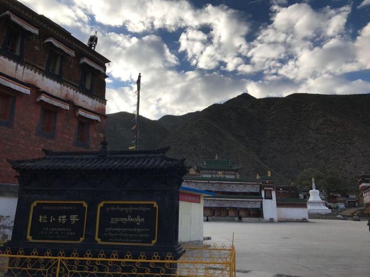 拉卜楞寺，是一座神圣得的藏族寺庙，作为藏传佛教格鲁派六大寺院之一，对于外地游客看到这些标签，就对他感到神秘而震撼，这肯定是一个具有独特藏族魅力的寺庙！