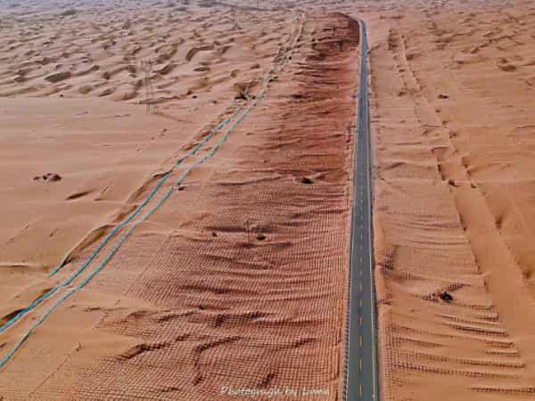 塔克拉玛干沙漠公路是建在世界第二大沙漠塔克拉玛干沙漠之上的，抬头望去，泱泱一片沙，我们自驾游经过的时候，遇到一些风沙，虽然风不大，但是还是有一种绝望，感觉随时会被埋进沙里。