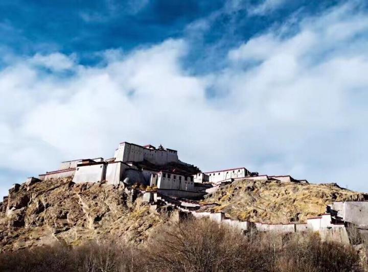 江孜山宗城堡和山宗遗址位于日喀则市江孜县，爬上去可以看到江孜的全景。这里建有“江孜山宗英雄纪念碑”，纪念那段山里的喇嘛与入侵的英军进行了长达80天的血战的故事，也是今天的人们祭奠英雄和不忘那段历史的见证。