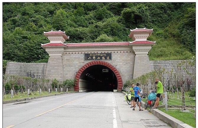二郎山隧道，它是川西最为出名的隧道之一，作为成都进入甘孜藏区的第一座最长高速公路隧道，被誉为“川藏第一隧”，全长13.4公里，若按60公里时速行进，也要15分钟左右才能出洞。