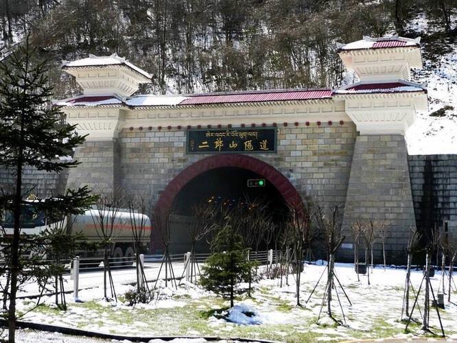 二郎山隧道，它是川西最为出名的隧道之一，作为成都进入甘孜藏区的第一座最长高速公路隧道，被誉为“川藏第一隧”，全长13.4公里，若按60公里时速行进，也要15分钟左右才能出洞。