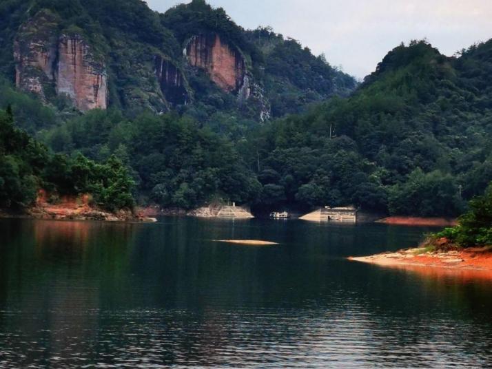 
大金湖是在三明市闽西北泰宁县境内，适合周末两天自驾游玩的地方，湖边有三个景点可以玩，山水相间，景色宜人