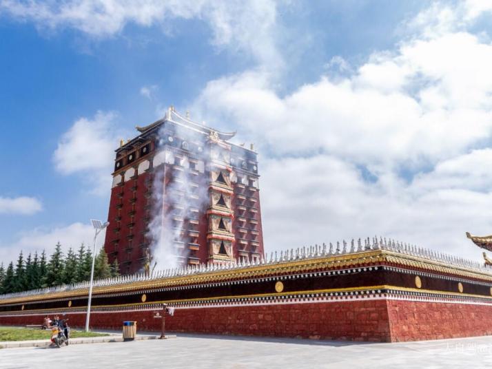 
米拉日巴佛阁属于甘肃甘南藏族自治州合作市，这里是藏族重要的寺院之一，但是我们如今看的楼阁是二十世纪末重新建造的，原来乾隆时期的佛阁在文革时期遭到破坏，着实让人感到惋惜