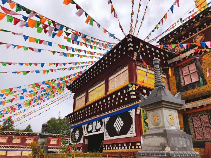 
甘孜的惠远寺是当年七世达赖在此居住过的地方，也是十一世达赖降生的地方，所以惠远寺被藏族同胞视为尊贵的地方，