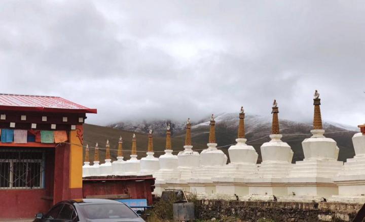 
甘孜的惠远寺是当年七世达赖在此居住过的地方，也是十一世达赖降生的地方，所以惠远寺被藏族同胞视为尊贵的地方，