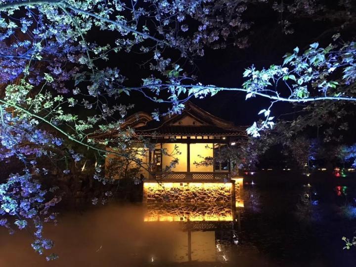 鼋头渚，无锡鼋头渚风景区门票价格105元，位于江苏省无锡市西南。鼋头渚是一个著名的近代园林。建议春季来，季节不对的话可以直接跳过，感觉没多大意思。