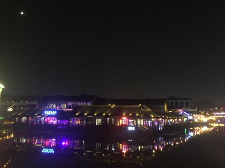 江苏省苏州市吴江区的同里古镇，同理古镇就是江南水乡的乡下的样子，沿着河水修建房屋，河的两边载了绿植，水里摇摇晃晃的橹船，桥上零零散散的游客，就是同里古镇最美的样子。