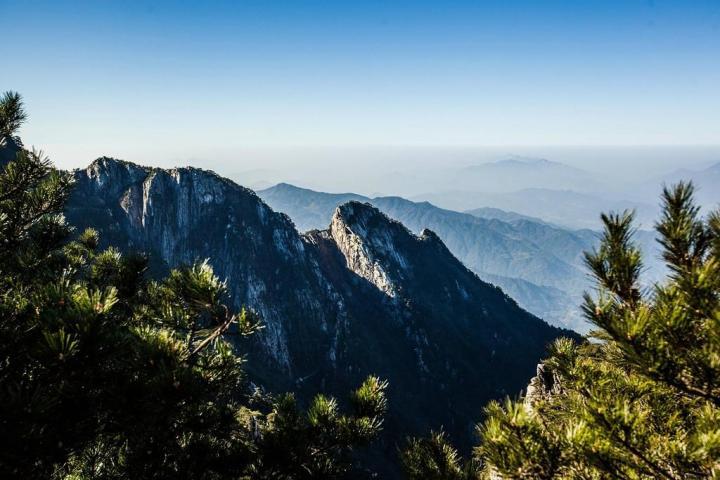 
安徽六安天堂寨是个最佳自驾游景点，景区绿色覆盖面积高达百分之七十，山林、瀑布、奇石、是华东地区最后的，仅剩的原始森林了。