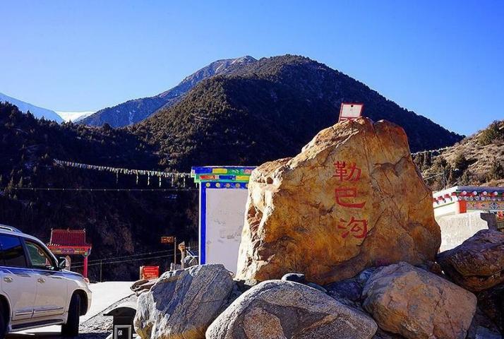 青海玉树勒巴沟，是我们在青海自驾游中遇到的一个神奇的，带有佛教岩壁画的地方，藏族同胞好像对岩壁有种特别的情怀，喜欢用小石头堆成塔，喜欢在石壁上绘画。
