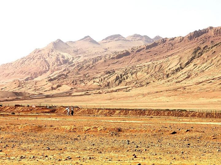 新疆吐鲁番火焰山距离吐鲁番三十公里，三十分钟自驾游到，火焰山其实并没有西游记里的那样有明火，但是因为山体呈红色，烈日下最高温49度确实名不虚传。