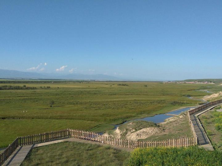 
昭苏大草原在伊犁哈萨克自治州昭苏县境内，这里就是汗血宝马的故乡，这种地广人稀的景点最适合开着越野车自驾游，沿途皆是风景。