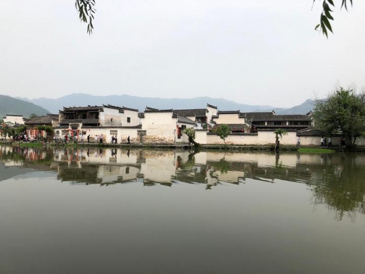 
黄山宏村是中国国画中总是出现的村庄，中式建筑中的代表建筑风格，也是许多学生写生的写生地，到黄山宏村攻略建议，从黄山自驾游开车五十分钟。
