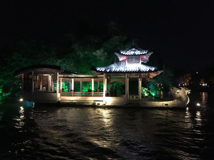 桂林市自驾游到两江四湖景区十五公里，四十分钟差不多，两江四湖景区最美的是夜景，琉璃的灯光在倒影在水面荡起的涟漪