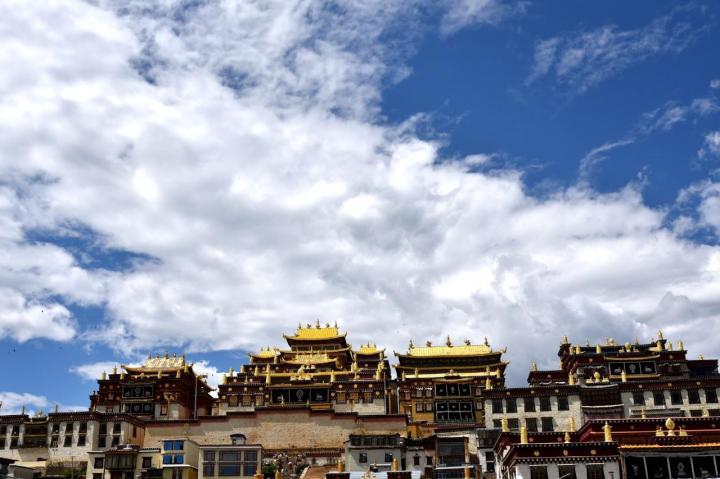 云南迪庆松赞林寺是香格里拉的“布达拉宫”，在松赞林寺的主殿能见到整个寺庙的全景,自驾游的车停寺庙停车场免费