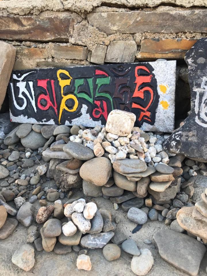 尊胜塔林,尊胜塔林位于四川省稻城县，又称尊胜塔林、胜利塔，藏语叫郎杰曲登。尊胜塔林天气好的话应该适合傍晚去拍晚霞或是夜里去拍星空也不错。