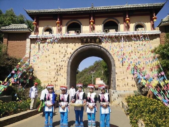 阿细跳月是云南彝族阿细人的一种民族文化舞蹈，一般有重要的客人进村寨的时候，当地村民就会跳阿细跳月来表示迎接，男女对跳
