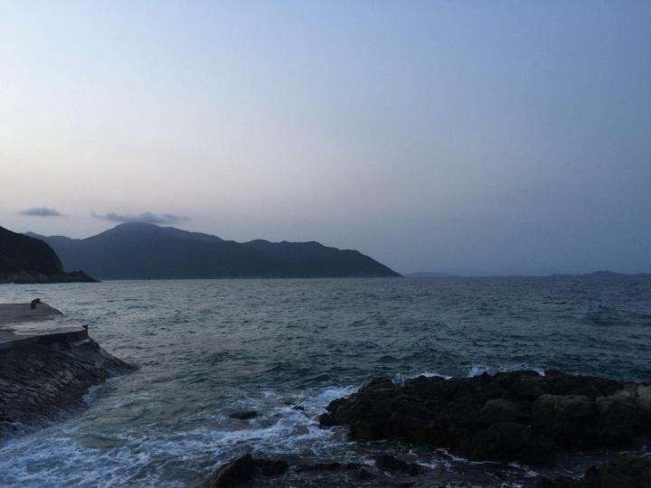 广东惠州三门岛是惠州生态保存比较好的小岛，距离深圳自驾游一两个小时都到，岛上的海景已经很美的，但是岛上干净的海水，还有海边能清晰的见到小鱼才是三门岛的乐趣