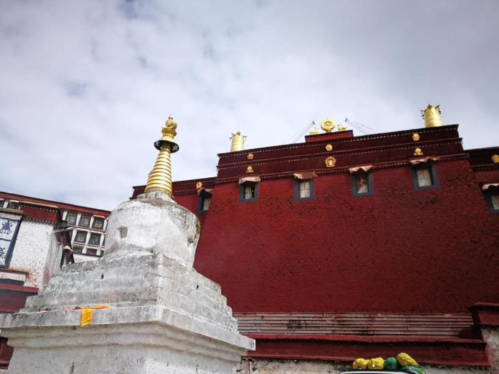达孜甘丹寺，达孜甘丹寺是藏传佛教重要寺院之一，达孜甘丹寺不算远，从市区出发大概一个半小时就到了，山路很绕，十八拐，快到了你会看见一片红色的大殿肃立在群山之中，庄严和神圣。在里面大部分都是藏民以及喇嘛，门票50，学生证免费。
