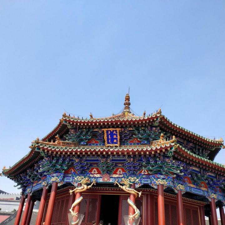 沈阳故宫，辽宁沈阳故宫又称盛京皇宫，是清王朝的第一座大气庄严的帝王宫殿建筑群。辽宁沈阳故宫不大，整体结构和北京故宫差不多，这个是返修后的太极殿，前面有一个广场，两边分布的是八旗各旗的亭子，广场用来娱乐活动的。