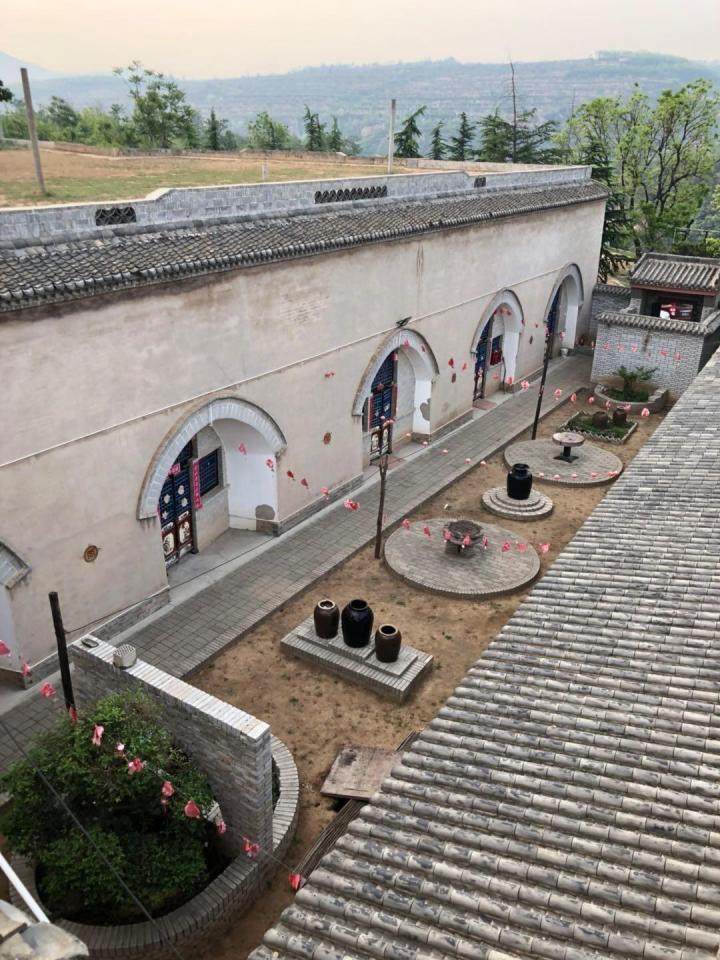 陕州地坑院，陕州地坑院一人门票60，停车一车10块；
陕州地坑院是一个非常有特点的建筑民居，通过地坑院也会了解到当地的一些风土人情。