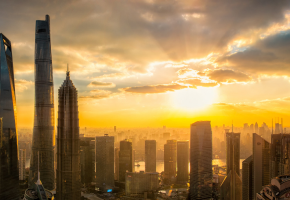上海环球金融中心矗立在陆家嘴金融贸易区内，是中国第四高楼，形状类似开瓶器。登上100层观光厅，可以平视东方明珠尖顶。踩在悬空观光长廊上，透过脚下透明玻璃俯瞰浦江两岸风光，有如云中漫步。