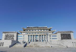 延边博物馆始建于1960年，是一座集地方历史和朝鲜族民族特色于一体的综合性博物馆。博物馆馆藏文物达近1.5万件，国家珍贵文物500多件。馆藏文物主要是以古代文物、近现代文物和朝鲜族民俗文物组成。其中有唐代渤海贞孝公主墓墓碑和壁画（临摹本）、室相纹铜镜、双系釉陶罐等，也有反映延边人民革命斗争历史的苫被单、抗日树标等。基本陈列有朝鲜族民俗陈列、千秋正气-朝鲜族革命斗争史陈列、延边出土文物陈列共三大陈列。