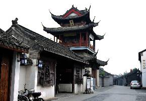 盂城驿历史极为悠久，早在秦王嬴政二十四年（公元前223年）就在此筑高台，设邮亭，将此地命名为高邮，全国两千多个县市中把自己的名字与邮传联系在一起的唯其高邮。现存的盂城驿始建于明洪武八年（1375年），是目前全国规模最大、保存最完好的古代驿站，如今开辟为中国唯一的邮驿博物馆。盂城是高邮的别称，取宋代高邮籍词人秦少游“吾乡如覆盂，地处扬楚脊”诗句而名。