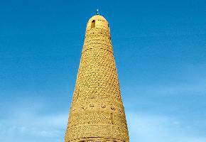 苏公塔又称额敏塔，是一座造型新颖别致的伊斯兰教塔，外部用清一色灰黄色砖砌成，除了顶部窗棂外，基本上没有使用木料。它是新疆境内现存最大的古塔。苏公塔建成于公元1778年，迄今已有230多年的历史。它是清朝名将吐鲁番郡王额敏和卓，为了恭报清王朝的恩遇，表达自己对真主的虔诚，并使自己一生的业绩流芳后世，而自出白银7000两建造。