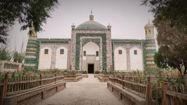 香妃墓是文青驴友打卡地，这里的香妃实际上是伊斯兰教某个圣裔家族的陵墓，整座墓都是伊斯兰教的绿白的主题色和建筑。