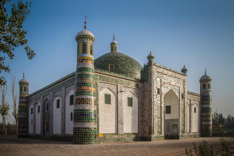 香妃墓是文青驴友打卡地，这里的香妃实际上是伊斯兰教某个圣裔家族的陵墓，整座墓都是伊斯兰教的绿白的主题色和建筑。